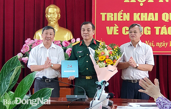 Lãnh đạo Tỉnh ủy trao quyết định bầu bổ sung Ủy viên Ban TVTU và tặng hoa chúc mừng Đại tá Vũ Văn Điền