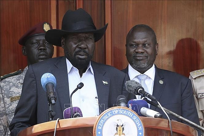 Tổng thống Nam Sudan Salva Kiir (giữa) và ông Riek Machar (phải) trong cuộc họp báo chung sau cuộc gặp tại Juba ngày 20-2