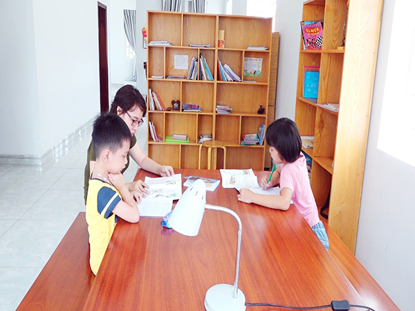 Những ngày nghỉ dịch, chị Lê Thị Hải Yến (ngụ tại P.Tân Hiệp, TP.Biên Hòa) dạy con học bài