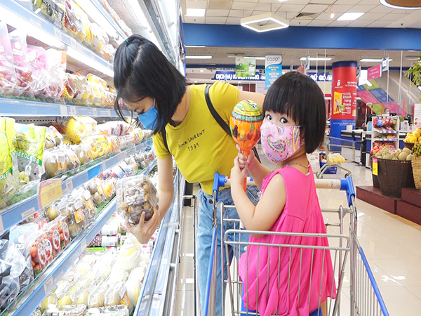 Mẹ con chị Hồng Phấn (ngụ tại P.Thống Nhất, TP.Biên Hòa) tranh thủ mua thực phẩm tại siêu thị