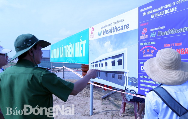 Trưởng phòng Cảnh sát kinh tế Công an tỉnh Đồng Nai đang xem thông tin về dự án Nhà máy Công ty cổ phần AV Healthcare xây dựng tại KCN Giang Điền (Anh: C.Nghĩa)