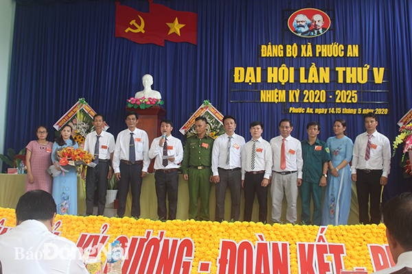 Ban chấp hành khóa V và đoàn đại biểu Đảng bộ xã Phước An đi dự đại hội cấp trên ra mắt đại hội