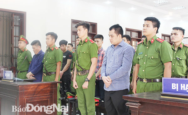 Các bị cáo Nguyễn Tấn Lương (hàng đầu, thứ 2 từ trái qua) và Ngô Đình Giang (hàng đầu, thứ 2 từ phải qua) nghe tòa tuyên án. Ảnh: Trần Danh