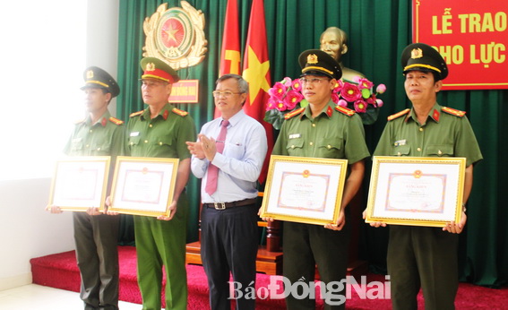 Chủ tịch UBND tỉnh Cao Tiến Dũng trao thưởng cho các tập thể, cá nhân có thành tích trong đấu tranh phòng chống tội phạm