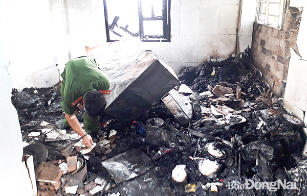 Lực lượng công an kiểm tra hiện trường vụ cháy một phòng trọ ở P.Tân Hiệp (TP.Biên Hòa). Ảnh: Đ.Tùng