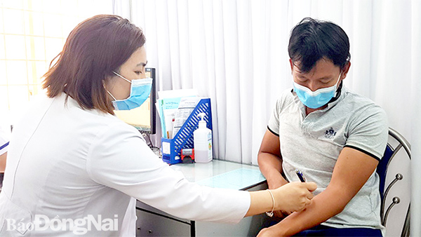 Bác sĩ Bệnh viện Da liễu Đồng Nai khám bệnh cho bệnh nhân
