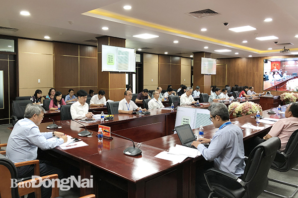 Chairman Cao Tien Dung of Dong Nai provincial People's Committee attends the online conference
