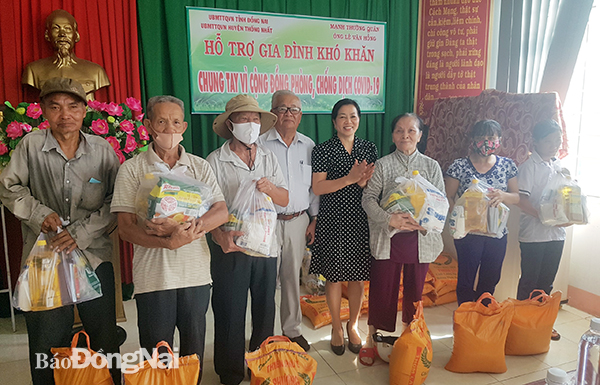 Chủ tịch Ủy ban MTTQ Việt Nam H. Thống Nhất Vũ Thị Yến và nhà tài trợ tặng quà cho người khó khăn tại xã Gia Tân 1