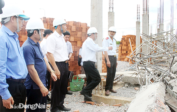 Các ngành chức năng khảo sát hiện trường vụ sập tường công trình xây dựng tại Khu công nghiệp Giang Điền. Ảnh: N.Hòa