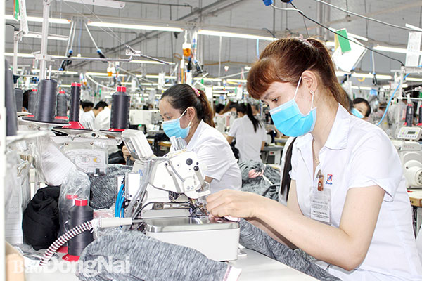 Sản xuất hàng dệt may tại Công ty CP Đồng Tiến (Khu công nghiệp Amata). Ảnh: H.Lộc