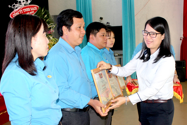 Bà Nguyễn Thị Như Ý, Chủ tịch Liên đoàn Lao động tỉnh Đồng Nai tặng bằng khen cho cán bộ Công đoàn có thành tích tốt trong công tác năm 2019