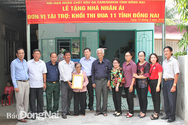 Hội Nạn nhân chất độc da cam/dioxin tỉnh cùng các thành viên trong Khối thi đua 11 bàn giao căn nhà nhân ái cho gia đình nạn nhân chất độc da cam Trà Thị Nhiên.