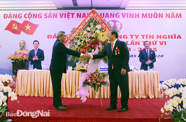 Đồng chí Huỳnh Văn Hồng, Ủy viên Ban TVTU, Trưởng ban Dân vận Tỉnh ủy thay mặt Ban Thường vụ Tỉnh ủy tặng hoa chúc mừng đại hội.