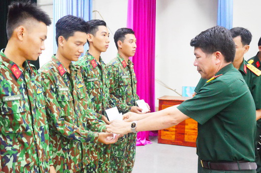 Đại tá Nguyễn Văn Dũng tặng quà chiến sĩ mới tại Lữ đoàn 75