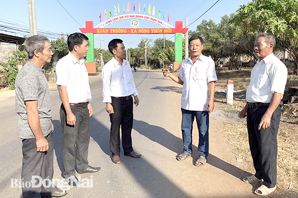 Ông Bùi Văn Tam (thứ 2 từ phải qua) và các thành viên ban ấp giới thiệu tuyến đường kiểu mẫu - công trình chào mừng Đại hội Đảng bộ xã nhiệm kỳ 2020-2025 do ấp thực hiện