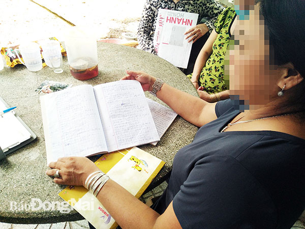 Một người dân ở xã Phước An (H.Nhơn Trạch) cung cấp các giấy tờ chơi hụi và vay mượn tiền của bà N.T.M. Ảnh: T.Danh