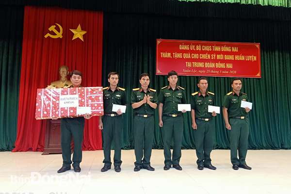 Đại tá Bùi Văn Sỹ tặng quà cho đội ngũ cán bộ Trung đoàn trực tiếp làm công tác huấn luyện