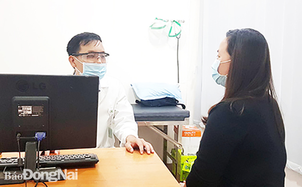 BS CKI Hoàng Minh Thắng đang khám cho một bệnh nhân có dấu hiệu bị viêm đại tràng. Ảnh: H.Lê