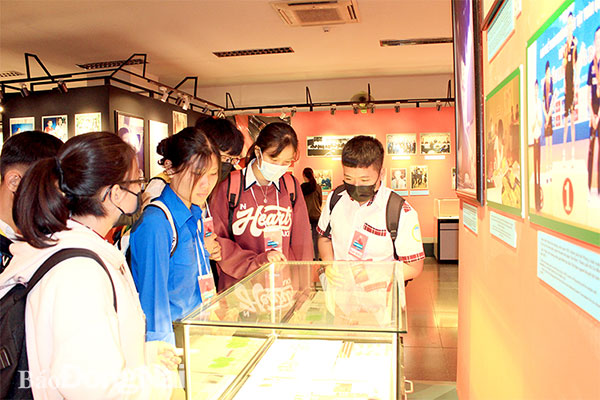Học sinh tham quan, tìm hiểu lịch sử thông qua các tài liệu, hiện vật, phim ảnh đang trưng bày tại Bảo tàng chứng tích chiến tranh. Ảnh: N.Sơn