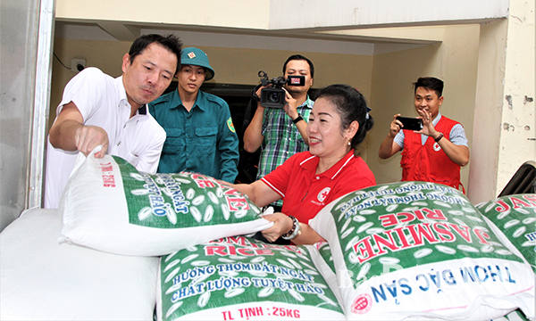 Musashi Paint Company in Bien Hoa city on May 23 donated 2 tones of rice.