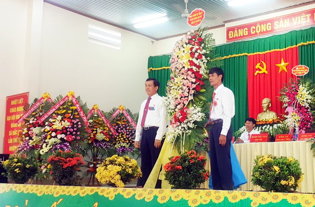 Trưởng ban Tổ chức Tỉnh ủy Phạm Văn Ru tặng lẵng hoa chúc mừng Đại hội