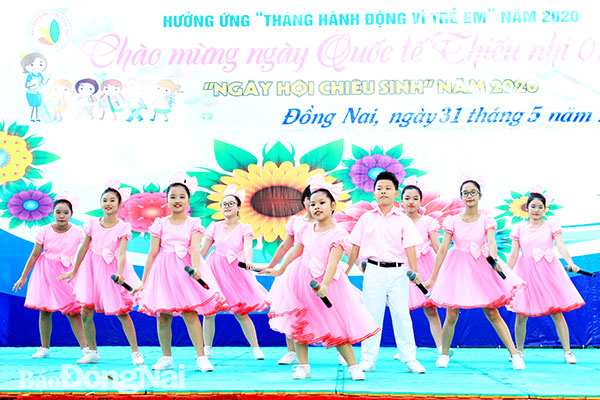 Một tiết mục văn nghệ do các em trong đội văn nghệ Nhà thiếu nhi Đồng Nai biểu diễn chào mừng Ngày quốc tế Thiếu nhi. Ảnh: Nga Sơn
