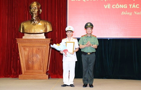 Thiếu tướng Lê Tấn Tới, Thứ trưởng Bộ Công an trao quyết định bổ nhiệm Đại tá Trần Tiến Đạt giữ chức Phó Giám đốc Công an tỉnh. 