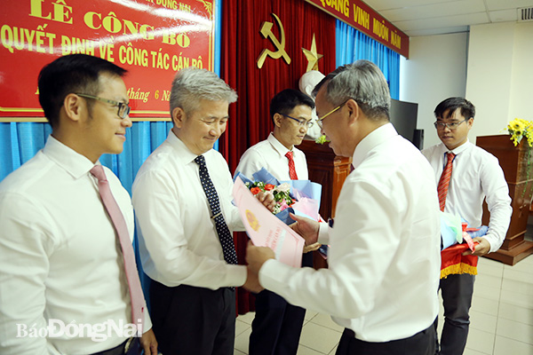 Phó bí thư Tỉnh ủy, Chủ tịch UBND tỉnh Cao Tiến Dũng trao quyết định bổ nhiệm lại cho ông Lê Kim Bằng, Giám đốc Sở VH-TTDL