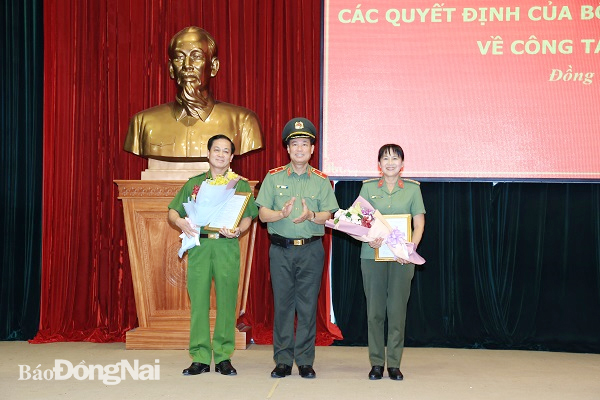 Thiếu tướng Lê Tấn Tới, Thứ trưởng Bộ Công an trao quyết định chế độ hưu cho Đại tá Nguyễn Văn Kim và Đại tá Trần Thị Ngọc Thuận