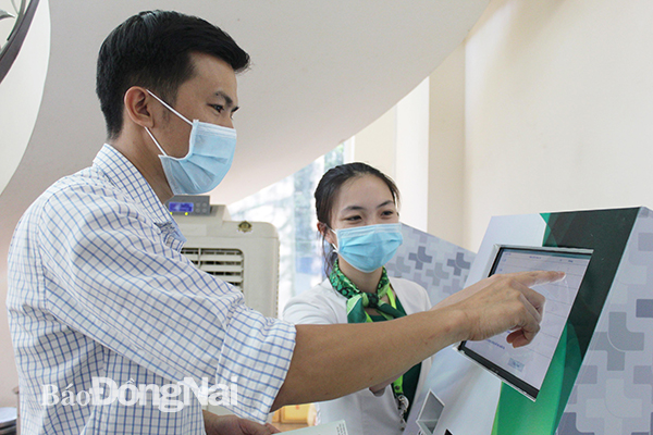 Người dân đến khám bệnh tại Bệnh viện Hoàn Mỹ ITO Đồng Nai thực hiện khai báo y tế điện tử tại các ki ốt đặt tại bệnh viện
