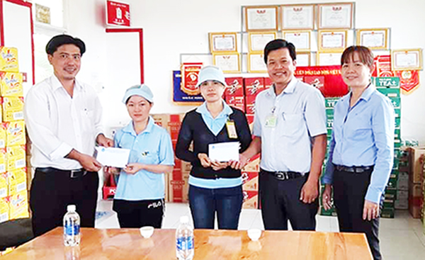 Đại diện Liên đoàn Lao động TP.Long Khánh đến thăm và tặng quà cho đoàn viên, NLĐ có hoàn cảnh khó khăn đang làm việc tại doanh nghiệp trên địa bàn thành phố. Ảnh: T.LÂM