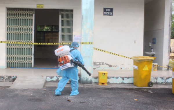 Nhân viên y tế phun thuốc khử trùng tại khu cách ly Bệnh viện Phổi Đồng Nai