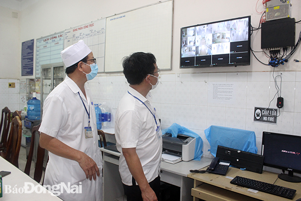 Lãnh đạo Sở Y tế và lãnh đạo Bệnh viện Phổi Đồng Nai quan sát các phòng cách ly từ camera của bệnh viện