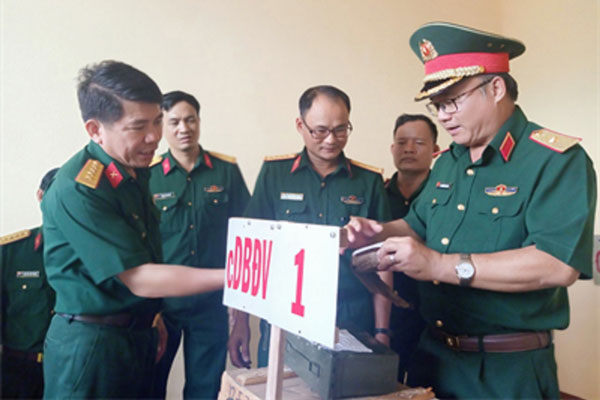 Thiếu tướng Du Trường Giang (bìa phải) kiểm tra công tác kỹ thuật tại LLVT tỉnh