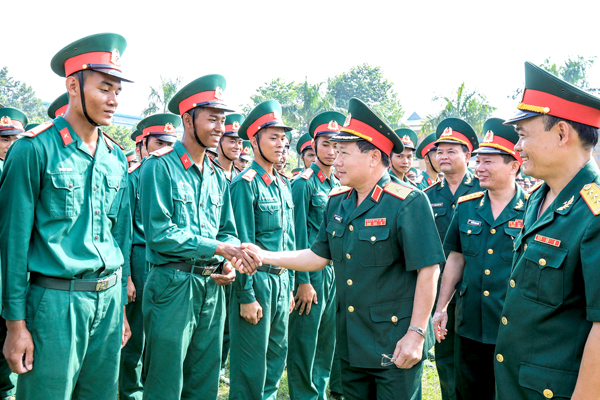 Tư lệnh Quân đoàn 4, thiếu tướng Phạm Xuân Thuyết động viên chiến sĩ mới huấn luyện năm 2020 tại Sư đoàn 309