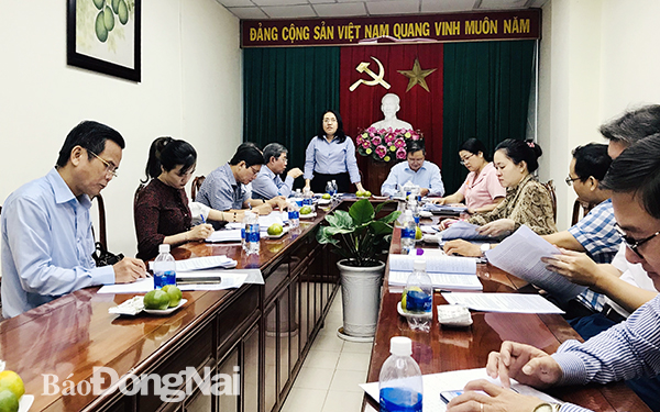 Bà Nguyễn Kim Hương, Phó trưởng Ban pháp chế HĐND tỉnh phát biểu tại buổi làm việc