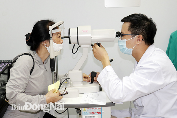 Bệnh nhân được khám mắt tại Đơn vị khúc xạ Bệnh viện Đa khoa Đồng Nai