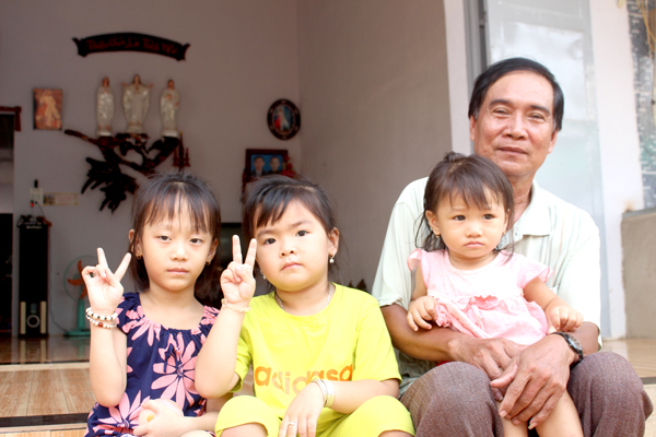 Trẻ em Việt kiều Campuchia rất quý mến, thân thiện với Bí thư Chi bộ, Trưởng ấp Nguyễn Văn Mãi