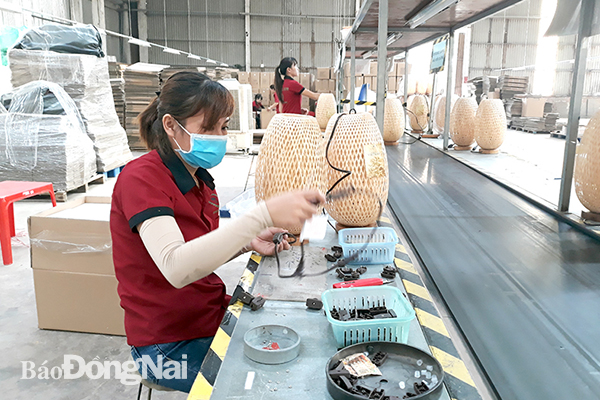 EVFTA là cơ hội vàng để doanh nghiệp nhỏ và vừa Việt Nam tăng tốc xuất khẩu. Trong ảnh: Sản xuất hàng thủ công mỹ nghệ xuất khẩu tại Công ty TNHH Chiếc Lá Xanh (Khu công nghiệp Hố Nai, H.Trảng Bom). Ảnh:V. Gia