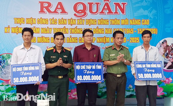 Lãnh đạo Bộ CHQS tỉnh, Công an tỉnh tặng bảng tượng trưng hỗ trợ làm Dân vận tại Suối Cát, H.Xuân Lộc