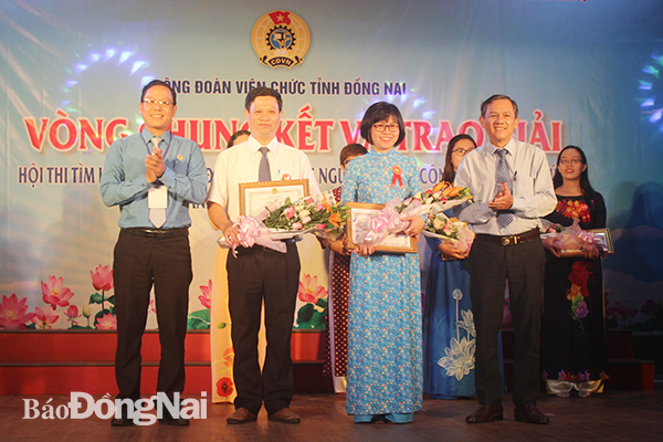 Phó Trưởng ban Tuyên giáo Tỉnh ủy Phạm Tấn Linh và Chủ tịch Công đoàn Viên chức tỉnh Phạm Văn Chiến trao giải cho các thí sinh đoạt giải Nhì.