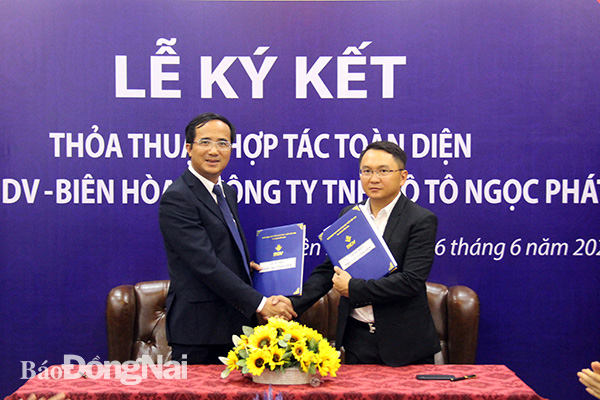 Giám đốc BIDV chi nhánh Biên Hòa Vũ Đức Quang và Giám đốc Công ty TNHH ô tô Ngọc Phát Nguyễn Ngọc Lâm ký kết thỏa thuận hợp tác toàn diện giữa 2 bên. (Ảnh: Lam Phương)