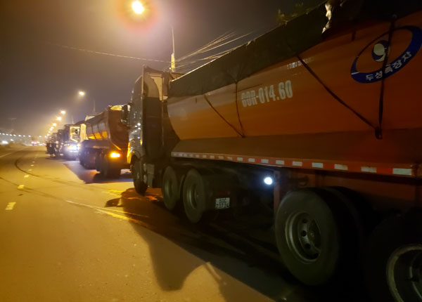 Xe chở than vi phạm nhiều lỗi về an toàn giao thông bị lực lượng công an Đồng Nai phát hiện và bắt giữ vào rạng sáng 15-4