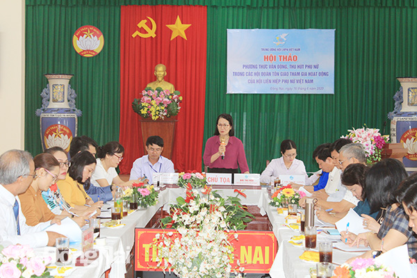 Bà Bùi Thị Hòa, Phó chủ tịch Hội LHPN Việt Nam phát biểu tại hội thảo