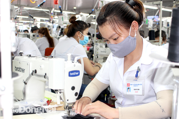 Sản xuất hàng dệt may tại Công ty CP Đồng Tiến (Khu công nghiệp Amata). Ảnh:H. Lộc