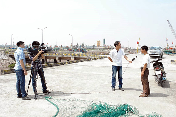 Nhà báo Lê Hải, phóng viên Đài Truyền hình Việt Nam đang tác nghiệp. ảnh: NVCC