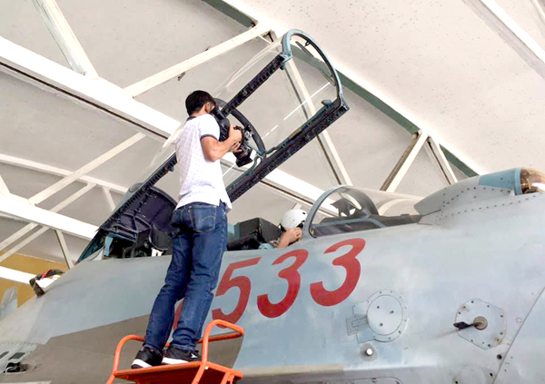Phóng viên Văn Chính (Báo Đồng Nai) tác nghiệp thực hiện phóng sự truyền hình Trung đoàn không quân 935: Vững vàng cánh bay phương Nam