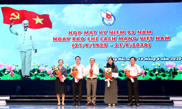 Phó trưởng ban thường trực Ban Tuyên giáo Tỉnh ủy Phạm Tấn Linh phát biểu khai mạc cùng Tổng biên tập báo Đồng Nai Nguyễn Tôn Hoàn trao kỷ niệm chương vì sự nghiệp báo chí cho các nhà báo