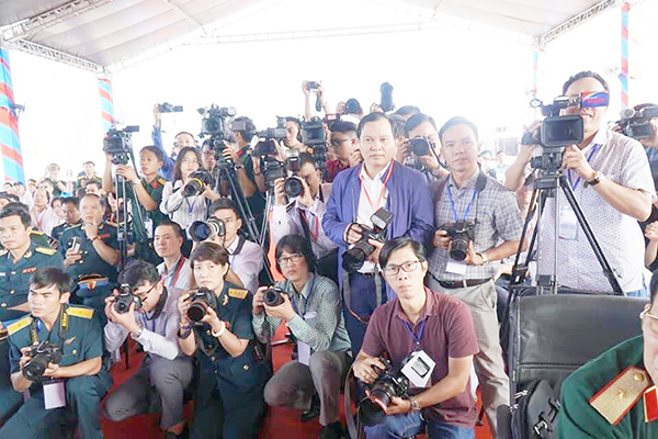 Các nhà báo tác nghiệp ở một sự kiện tại TP.Biên Hòa vào tháng 12-2019. Ảnh: PHƯỚC TUẤN