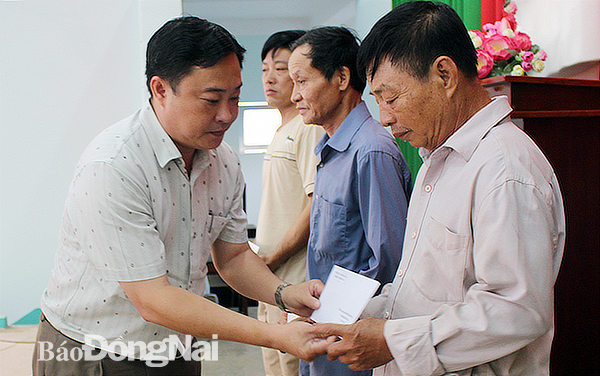 Phó chủ nhiệm Ủy ban Kiểm tra Tỉnh ủy Nguyễn Hữu Định, Khối phó khối thi đua số 1 tặng quà cho gia đình nạn nhân da cam